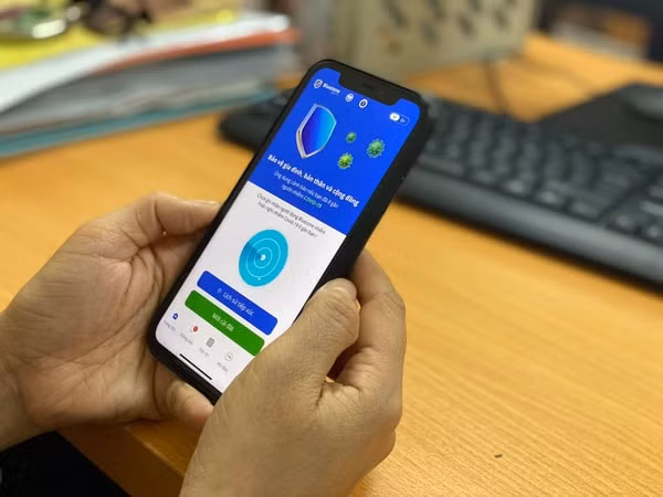 Với hướng dẫn của Bộ Y tế, việc cài ứng dụng nêu trên được coi như biện pháp phòng chống dịch. Ảnh: TL