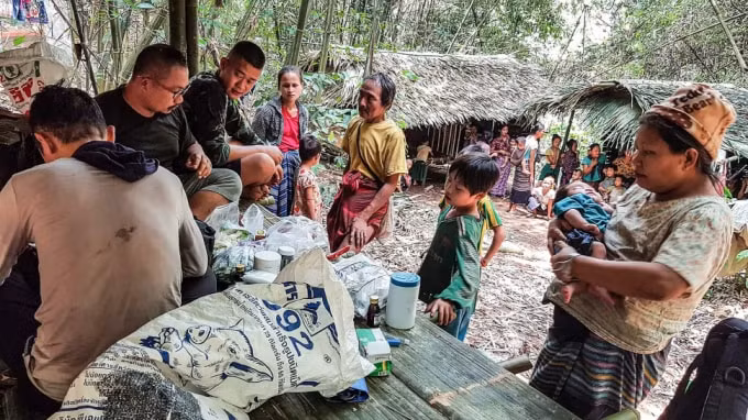 Các nhân viên y tế có xu hướng di dời nội bộ người dân ở Bang Kayin của Myanmar sau các cuộc không kích quân sự trong khu vực © Karen Medical Information / AFP