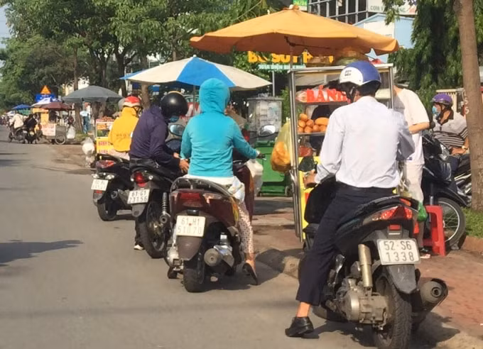 Các hàng quán bán thức ăn sáng nối tiếp nhau dọc trên vỉa hè tuyến đường Điện Biên Phủ.