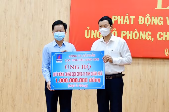 Chủ tịch HĐQT BSR Nguyễn Văn Hội thay mặt Công ty BSR trao bảng tượng trưng ủng hộ 1 tỷ đồng cho Quỹ phòng, chống dịch Covid-19 tỉnh Quảng Ngãi.