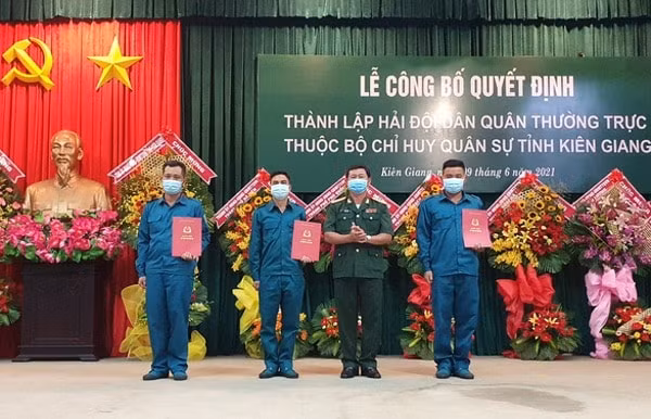 Chỉ huy trưởng Bộ chỉ huy Quân sự tỉnh Kiên Giang trao quyết định cho Ban chỉ huy Hải đội dân quân thường trực. Ảnh: TTO