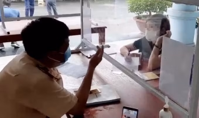 Nữ tài xế được xác định là Nguyễn Thị. H, (27 tuổi), thường trú tại TP Vĩnh Yên, tỉnh Vĩnh Phúc làm việc tại cơ quan CSGT.