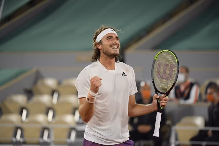 Stefanos Tsitsipas vượt qua tay vợt Daniil Medvedev để vào bán kết Pháp mở rộng 2021. Ảnh: internet