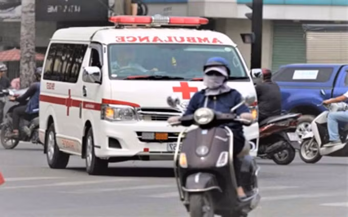 Trước khi đến bệnh viện, người bệnh đến khám bệnh&nbsp;ở phòng khám tư và được kê đơn thuốc uống&nbsp;điều trị tại nhà.