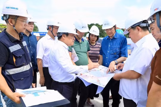 Chủ tịch Hà Nội kiểm tra tiến độ dự án đường Đặng Thai Mai và Nhà hát Ngọc Trai