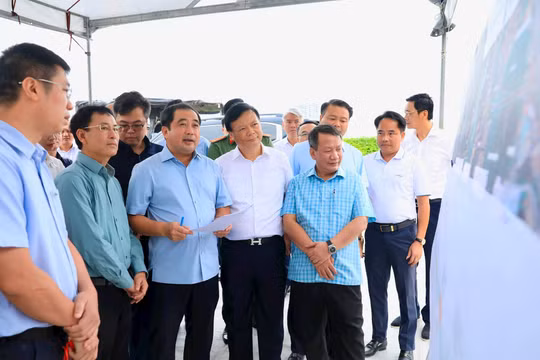 Bí thư Hà Nội kiểm tra loạt dự án giao thông trọng điểm, yêu cầu 'có mặt bằng đến đâu thi công đến đó'