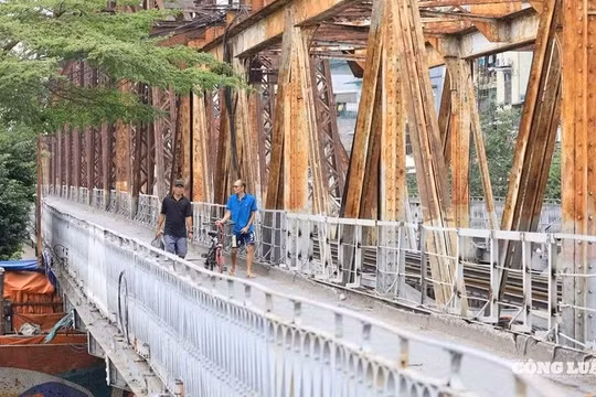 Hà Nội: Xe máy, người đi bộ lưu thông bình thường qua cầu Long Biên từ ngày 28/5