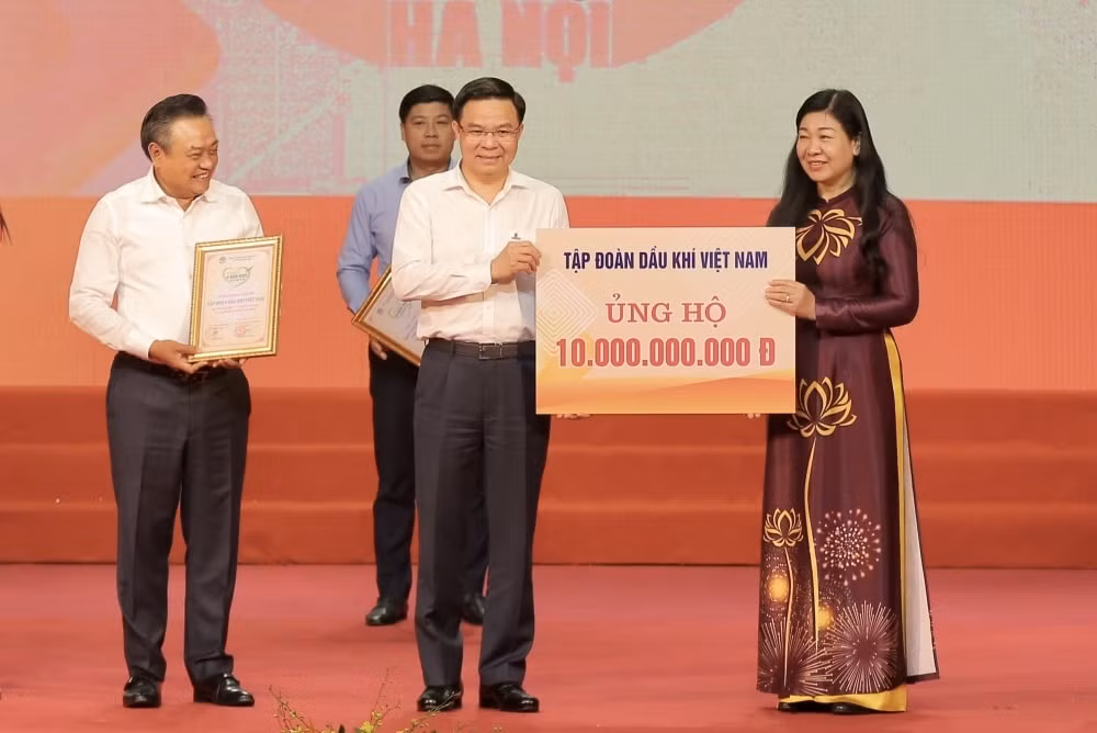 petrovietnam trao ung ho 10 ty dong cho quy vi nguoi ngheo thanh pho ha noi hinh 2