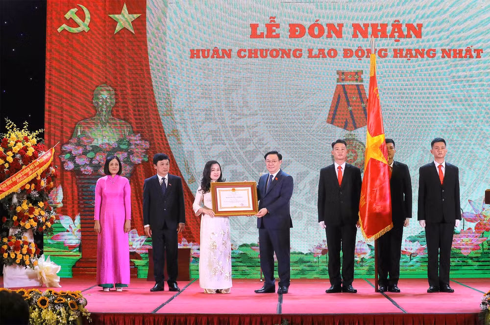 bao dai bieu nhan dan don nhan huan chuong lao dong hang nhat hinh 2