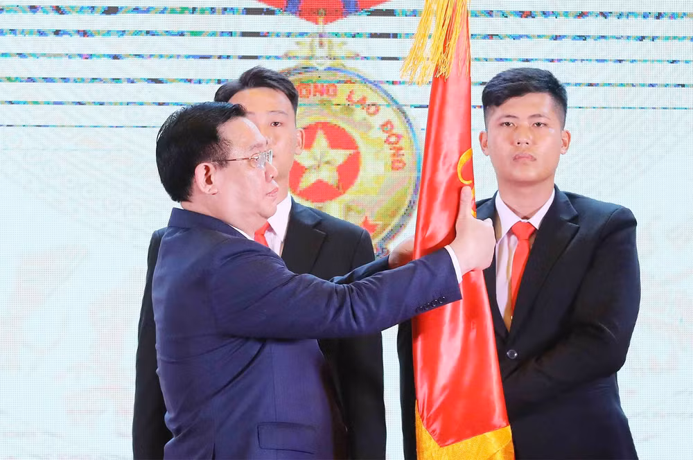 bao dai bieu nhan dan don nhan huan chuong lao dong hang nhat hinh 1