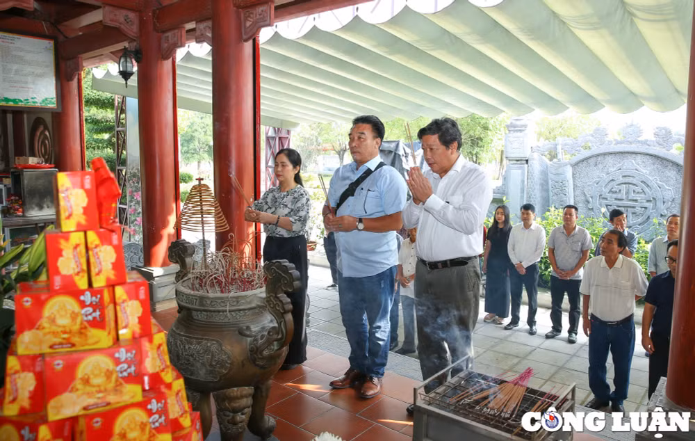 doan dai bieu hoi nha bao viet nam dang huong tai khu di tich lich su quoc gia truong bon hinh 8