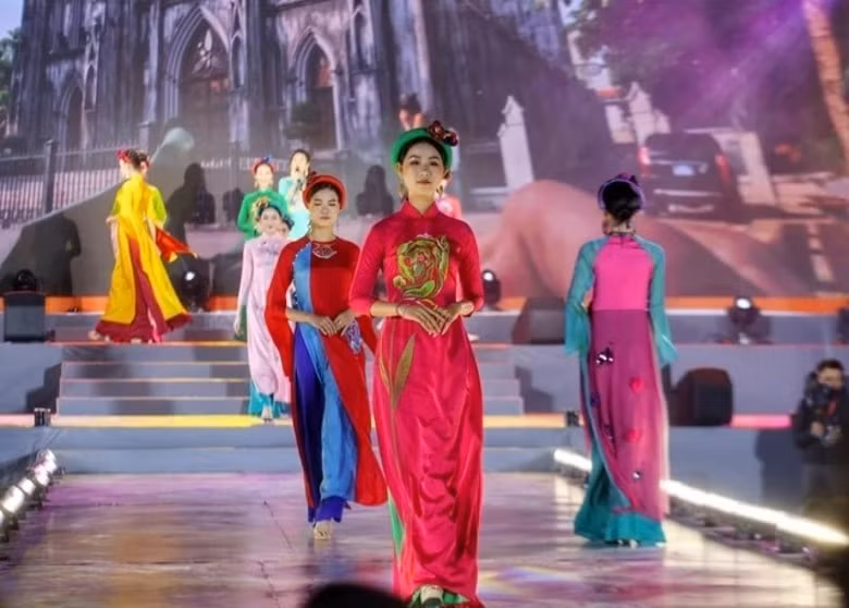 ha noi lui thoi gian to chuc le hoi ao dai du lich hinh 1