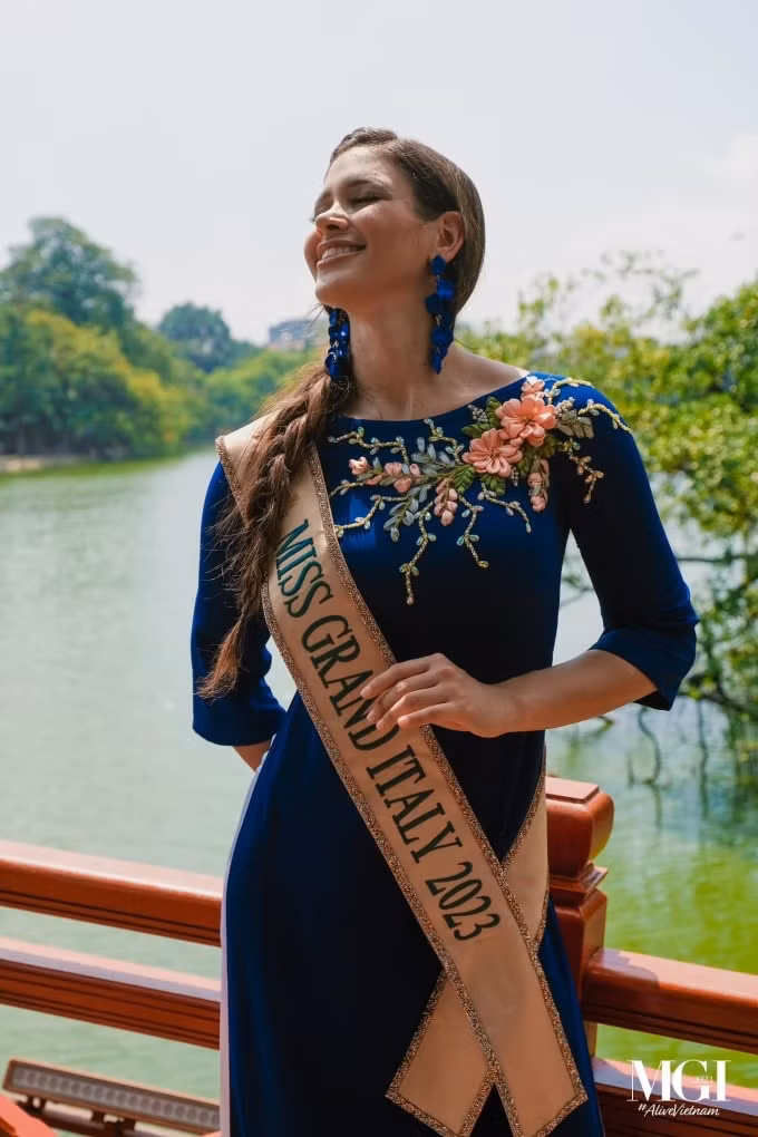 dan thi sinh du hoa hau hoa binh quoc te 2023 dien ao dai tham thu do ha noi hinh 5