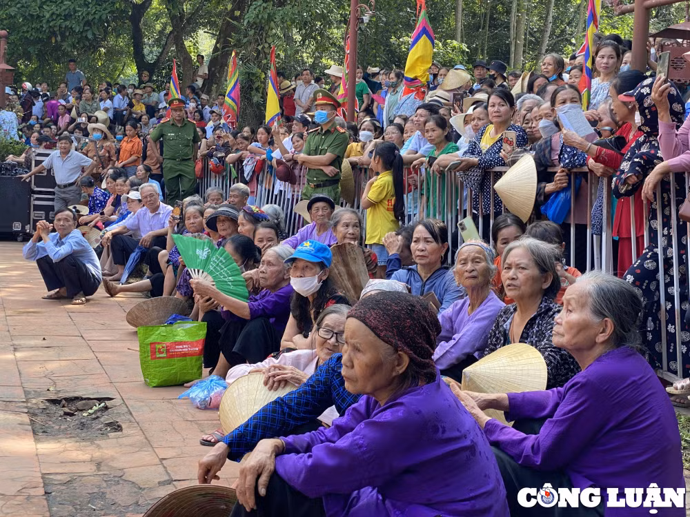 an tuong san khau thuc canh khoi nghia lam son dau son ruc ro hinh 8