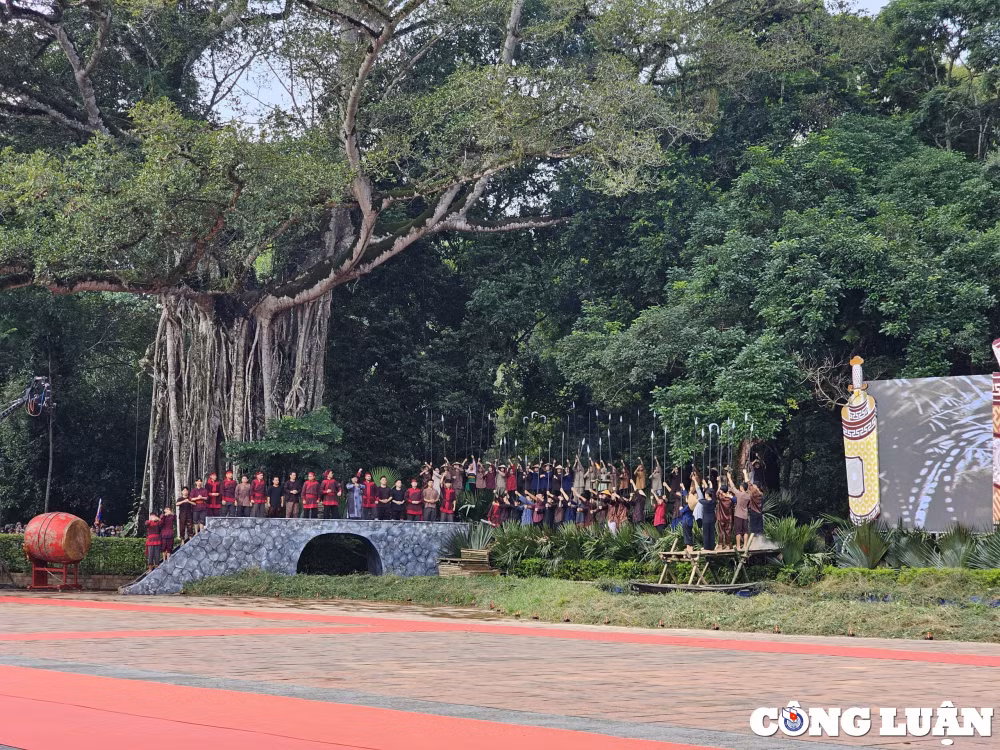 an tuong san khau thuc canh khoi nghia lam son dau son ruc ro hinh 4