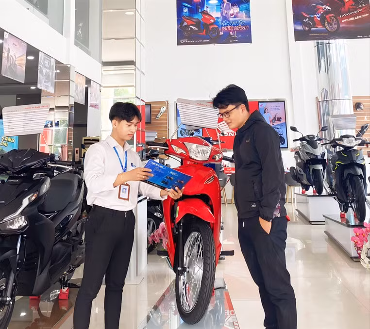 mcredit uu dai tra gop chi tu 747000 dong thang cho khach hang mua xe may honda hinh 1