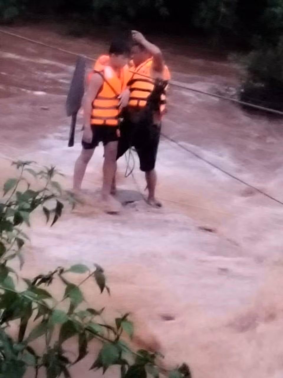 gia lai thot tim giai cuu 3 em nho bi mac ket giua dong nuoc lu hinh 2