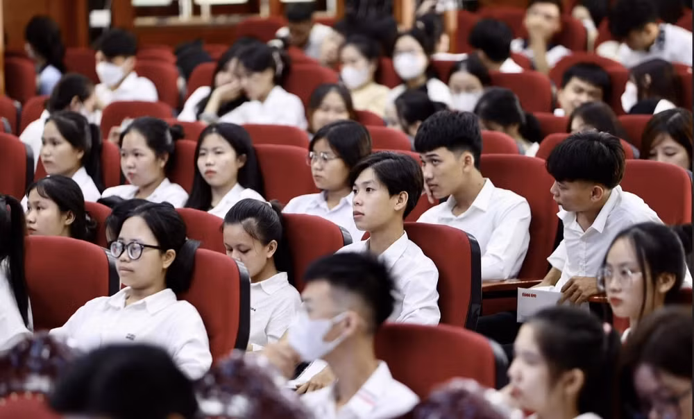 bao tuoi tre trao hoc bong tiep suc den truong cho cac tan sinh vien co hoan canh kho khan hinh 1