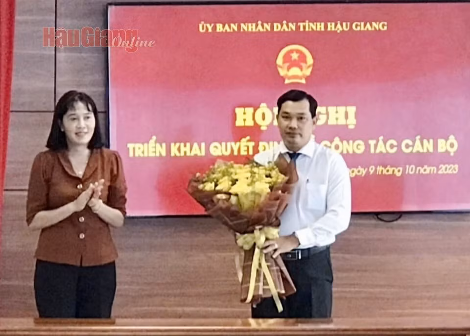 trao quyet dinh bo nhiem pho giam doc dai phat thanh va truyen hinh tinh hau giang hinh 1