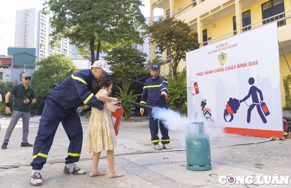ha noi nhieu tre em hao hung khi duoc trai nghiem ky nang chua chay hinh 7