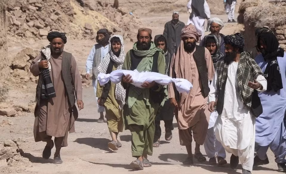 dong dat o afghanistan so nguoi chet tang len hon 2400 nguoi hang nghin ngoi nha bi pha huy hinh 1