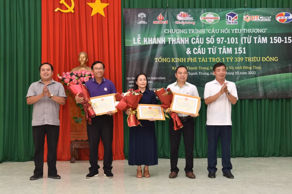 nhua tien phong tiep tuc khoi cong va khanh thanh cau noi yeu thuong tai tinh dong thap va tinh hau giang hinh 2
