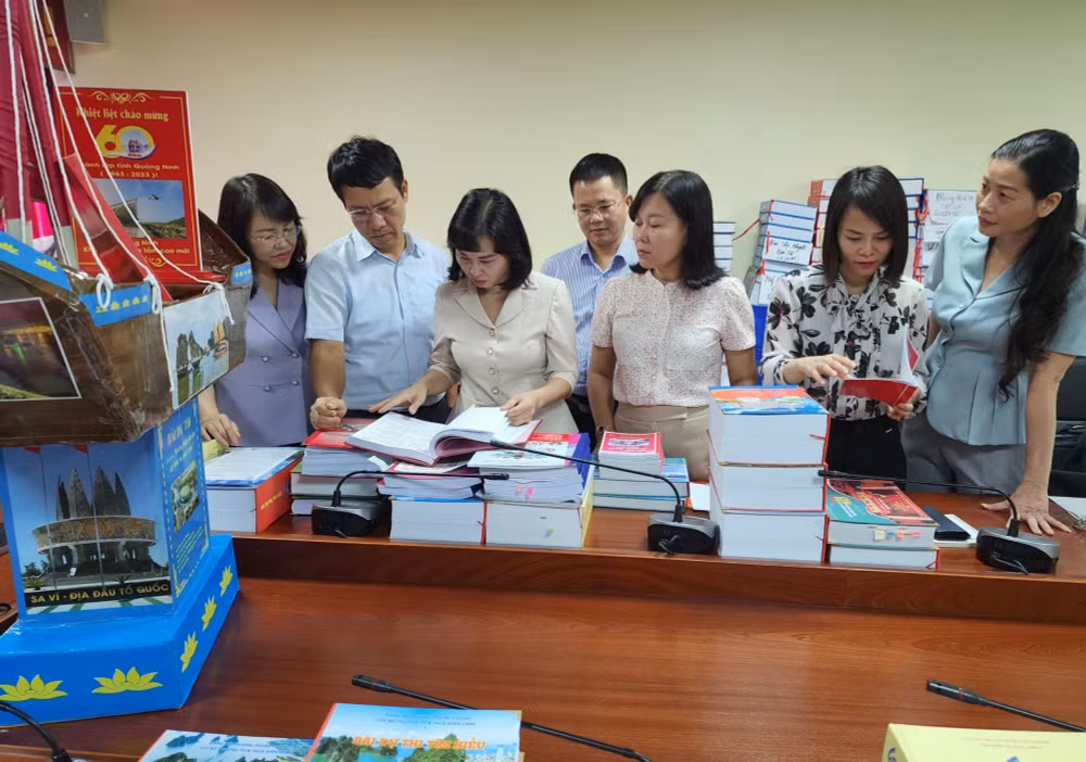 quang ninh khac ghi va lam theo bac hinh 2