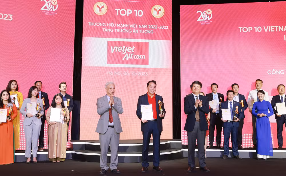 vietjet duoc vinh danh thuong hieu manh tang truong an tuong 2023 hinh 1