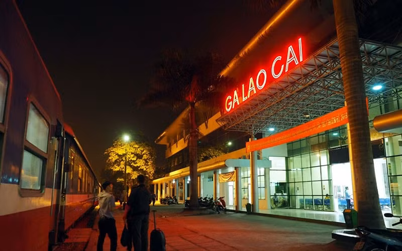duong sat tang cuong chay tau ha noi lao cai trong thang 10 hinh 1