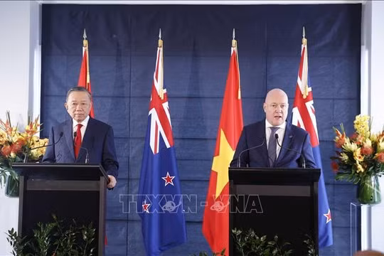 Tổng Bí thư, Chủ tịch nước Tô Lâm và Thủ tướng New Zealand gặp gỡ báo chí và chứng kiến trao các văn kiện hợp tác