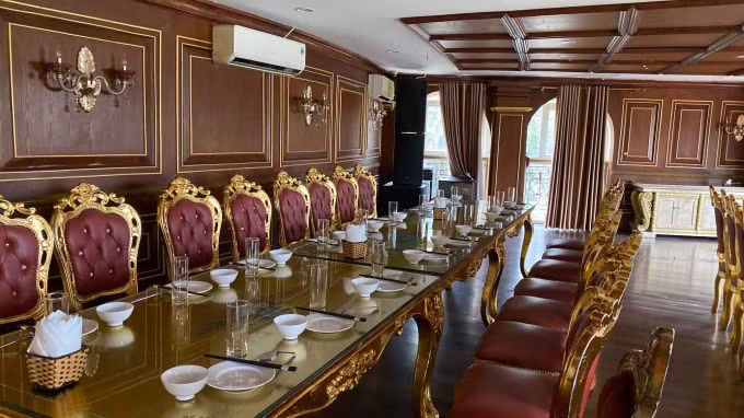 Các trang thiết bị, bàn ghế được mạ vàng sang trọng để làm 