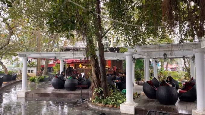 Quán cafe Skyline nằm phía trong khu vực bán đảo hồ Hoàng Cầu