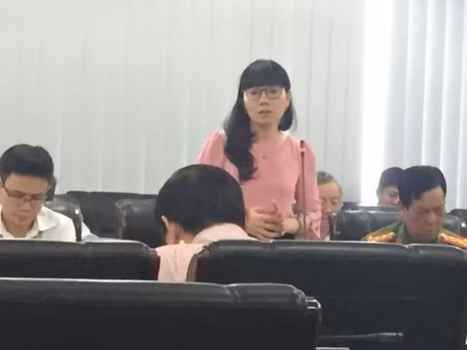 Đại diện Sở TN&MT giải đáp và đưa ra giải pháp liên quan đến các vấn đề đề dư luận đang quan tâm.
