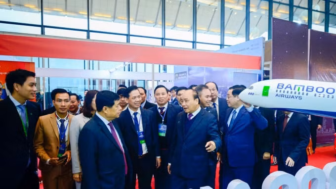 Thủ tướng Chính phủ Nguyễn Xuân Phúc ghé thăm gian hàng của Bamboo Airways bên lề Hội nghị Thủ tướng Chính phủ với doanh nghiệp với chủ đề “Phát triển mạnh mẽ doanh nghiệp - Hội nhập, hiệu quả, bền vững” vào sáng 23/12.