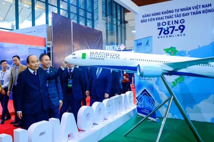 Thủ tướng Chính phủ Nguyễn Xuân Phúc chúc mừng Bamboo Airways vừa đón máy bay thân rộng Boeing 787-9 Dreamliner đầu tiên