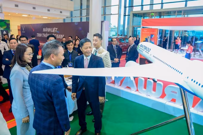 Bộ trưởng Bộ Công thương Trần Tuấn Anh thăm gian hàng của Bamboo Airways trong sự kiện