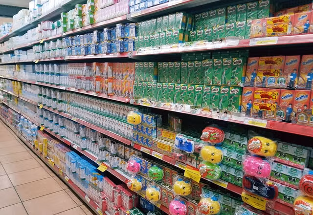 Khu vực bán sữa tại các siêu thị với rất nhiều thương hiệu trong và ngoài nước