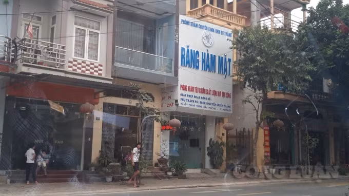 Phòng khám chuyên khoa răng hàm mặt Bác sỹ Thắng (9 Phú Hà, Phong Châu) không có số giấy phép kinh doanh trên biển quảng cáo.