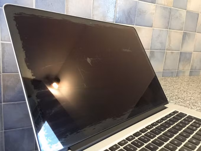 Lớp phủ chống chói trên Macbook thường bị bong tróc nhìn mất thẩm mỹ.
