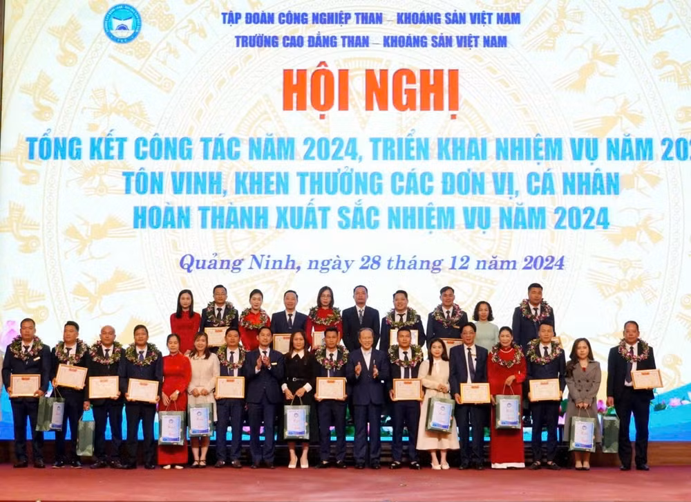 truong cao dang tkv nhieu tap the ca nhan duoc ton vinh khen thuong hinh 1