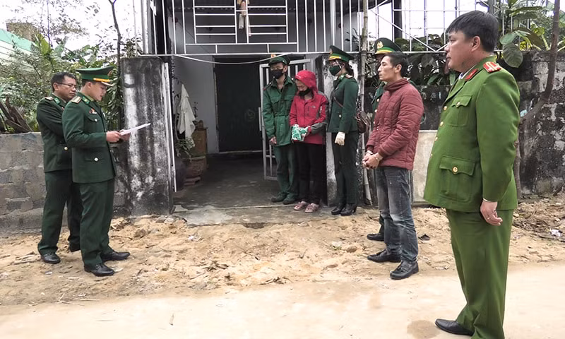 bat 2 doi tuong mua ban van chuyen trai phep chat ma tuy tu quang tri ra quang binh tieu thu hinh 2