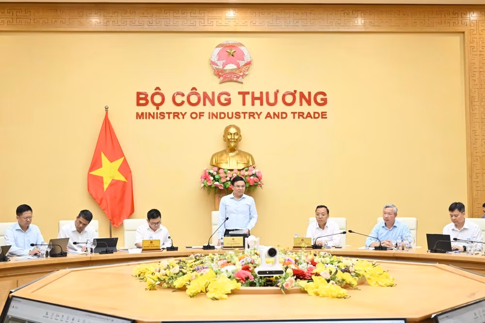 chu-tri-hoi-nghi.jpg