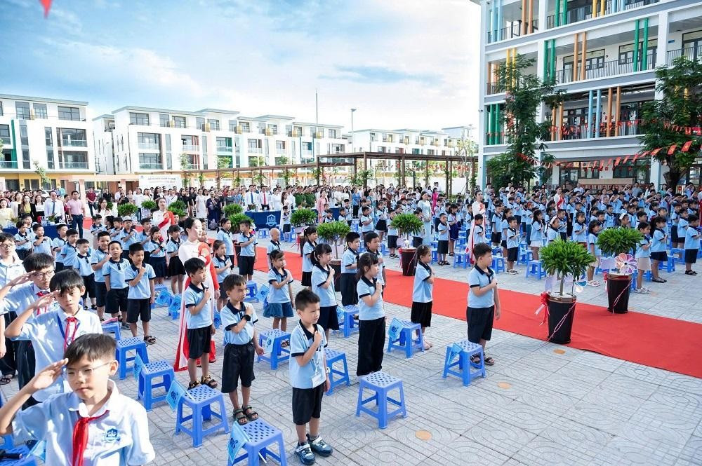 Lễ chào cờ tại một ngôi trường mới khánh thành ở khu vực An Thới Lễ chào cờ tại một ngôi trường mới khánh thành ở khu vực An Thới