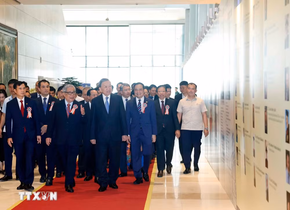 tong-bi-thu-chu-tich-nuoc-du-le-ky-niem-120-nam-ngay-truyen-thong-dai-hoc-quoc-gia-ha-noi-2.jpg