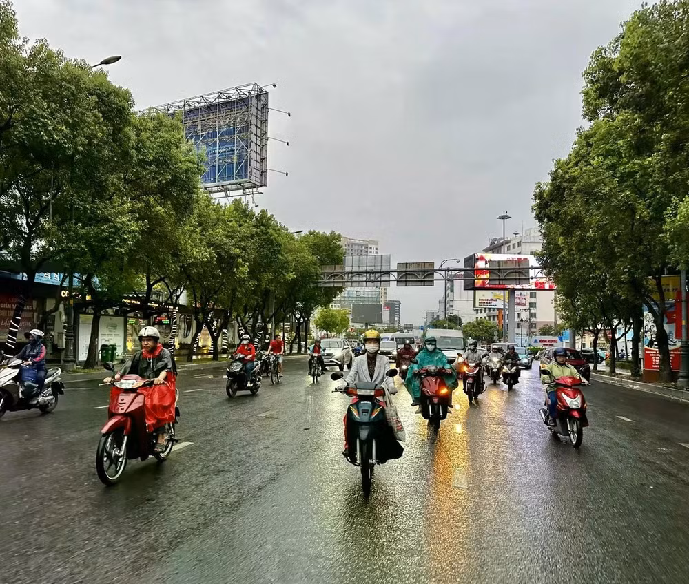 mua-trai-mua-voi-luong-lon-va-keo-dai-nhieu-ngay-qua-tren-khu-vuc-nam-boanh-chi-nhan-17721948679921953363131jpg.jpg