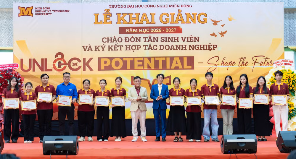 sinh-vien-mit-uni-nhan-hoc-bong-va-giay-khen-tai-buoi-le.jpg