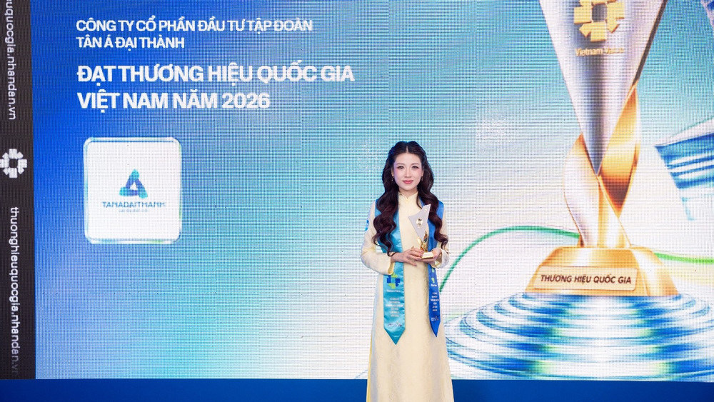 PTGĐ Nguyễn Phương Anh đại diện Tân Á Đại Thành đón nhận biểu trưng Thương hiệu Quốc gia Việt Nam 2026, đánh dấu kỳ thứ 7 liên tiếp trong 14 năm được vinh danh.