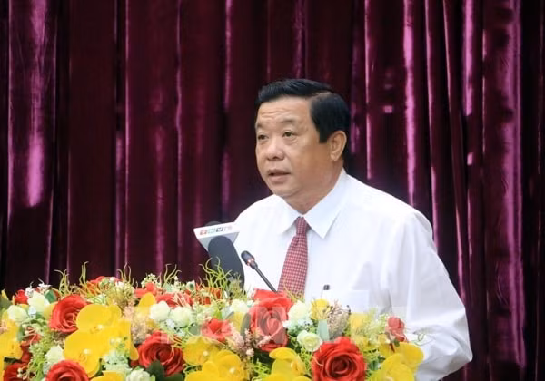 Bí thư Tỉnh ủy Vĩnh Long Bùi Văn Nghiêm phát biểu tại hội nghị. Ảnh: TTXVN