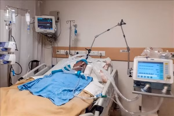 Bệnh nhân COVID-19 được điều trị tại bệnh viện ở New Delhi, Ấn Độ. Ảnh: AFP/TTXVN