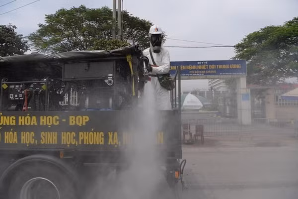 Xe đặc chủng phun khử khuẩn tại Bệnh viện Bệnh Nhiệt đới Trung ương cơ sở 2